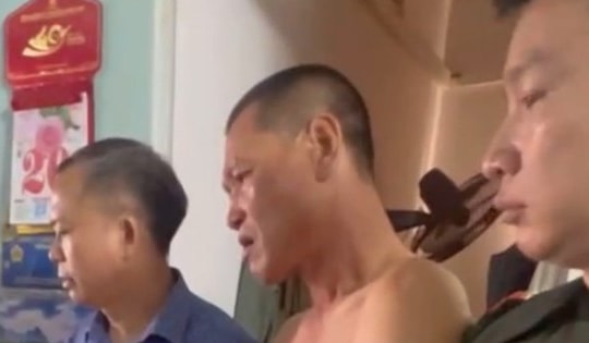 Dùng dao đâm hàng xóm rồi cố thủ trong chung cư ở Hà Nội