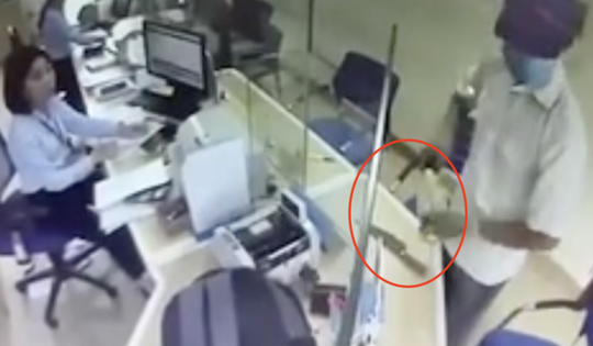 Người đàn ông bịt mặt, cầm dao xông vào cướp ngân hàng ở Hà Nội