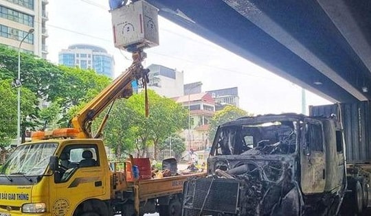 Cháy xe ô tô ngay dưới vành đai 3: Kết cấu công trình có còn an toàn?