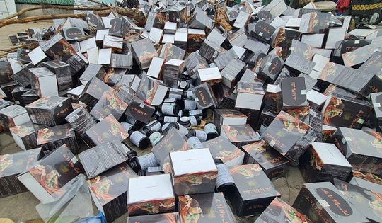 Truy tìm công ty đổ hàng nghìn hộp thực phẩm chức năng ra vỉa hè Hà Nội