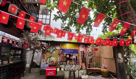 Concept cờ đỏ sao vàng ở nhiều quán cà phê Hà Nội hút khách, doanh thu tăng vọt