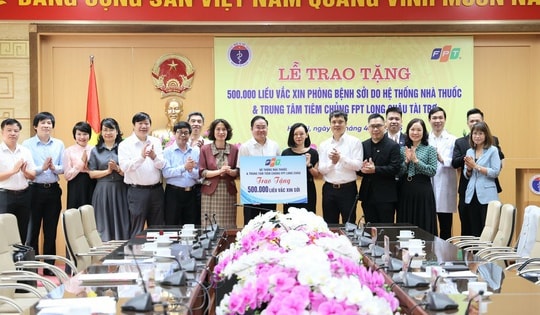 Bộ Y tế tiếp nhận 500.000 liều vaccine sởi do FPT Long Châu tài trợ