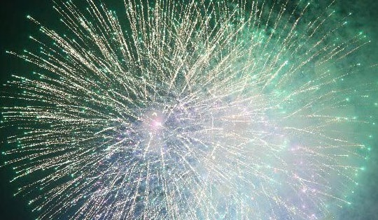 Pháo hoa rực trời Hà Nội trong chương trình 'Hẹn ước Bắc - Nam'