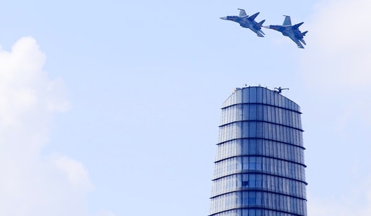 Thưởng thức màn trình diễn ngoạn mục của phi đội trực thăng, tiêm kích trên bầu trời TPHCM