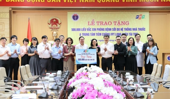 Bộ Y tế tiếp nhận 500.000 liều vaccine sởi do FPT Long Châu trài trợ