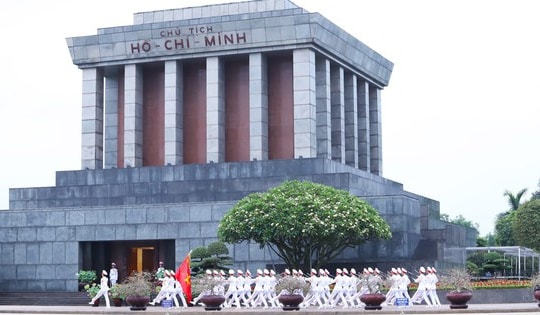 Hà Nội phân luồng giao thông, bố trí bãi xe phục vụ người dân vào Lăng viếng Bác dịp 30/4