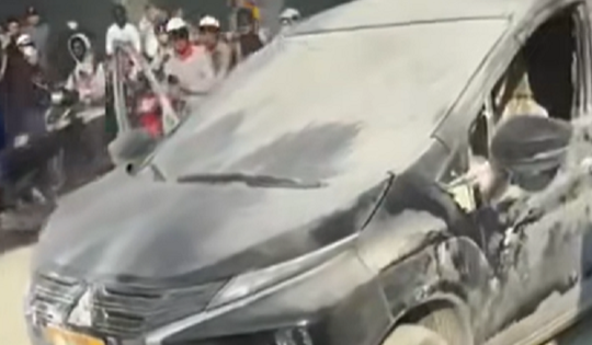 Một phụ nữ rơi khỏi ô tô tử vong, người đàn ông đốt xe nghi tự sát