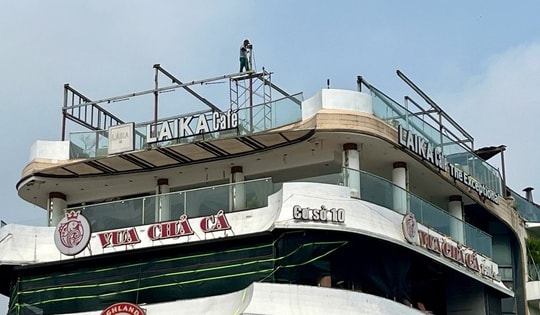 Các cửa hàng chuyển đồ đạc ra khỏi tòa nhà Hàm cá mập để chuẩn bị phá dỡ