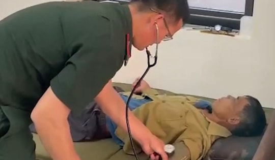 Cứu ngư dân rơi xuống biển