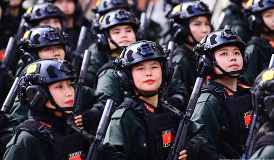 Nữ cảnh sát đặc nhiệm gây 'thương nhớ' với vẻ đẹp kiên cường