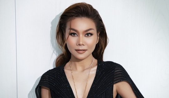 Diện váy có phần cổ siêu xẻ sâu của Công Trí, siêu mẫu Thanh Hằng cho thấy đẳng cấp 'hút mắt' mà không 'phô'