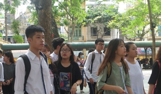 Học sinh Hà Nội ôn thi kiến thức trọng tâm môn thi tốt nghiệp trên nền tảng số