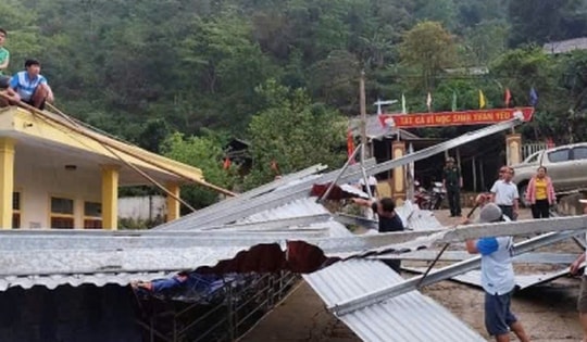 Lốc lớn làm tốc mái điểm trường có 50 cô trò đang dạy, học