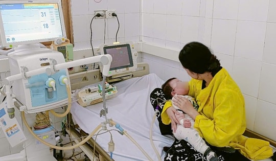Bé 7 tháng tuổi ở Quảng Ninh suy hô hấp do bệnh sởi biến chứng nặng