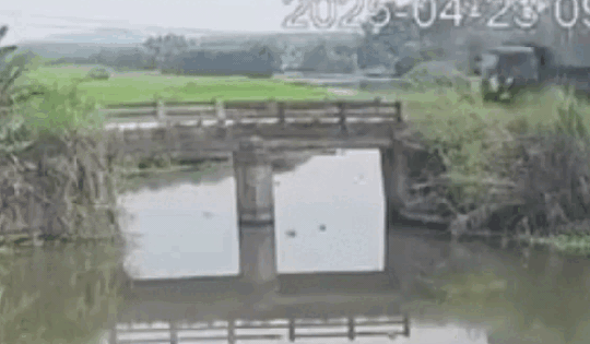 Thót tim cảnh xe tải mất lái tông gãy thành cầu rồi rơi xuống đập nước