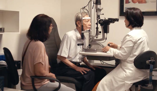 Thầy giáo U70 sáng mắt nhờ được ghép giác mạc thành công tại Bệnh viện FV