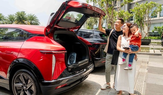 Gia đình trẻ 'chốt' VinFast VF 7 để được thảnh thơi trên mọi hành trình