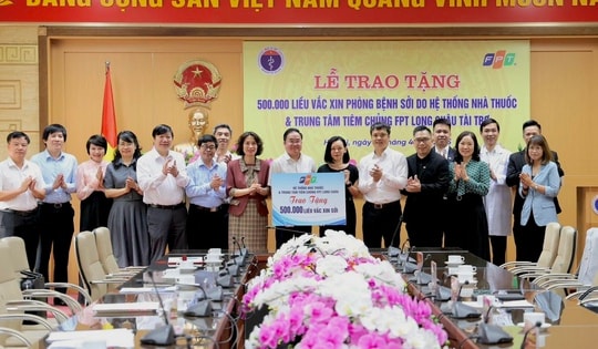 Bộ Y tế tiếp nhận nửa triệu liều vắc xin sởi do FPT Long Châu trao tặng