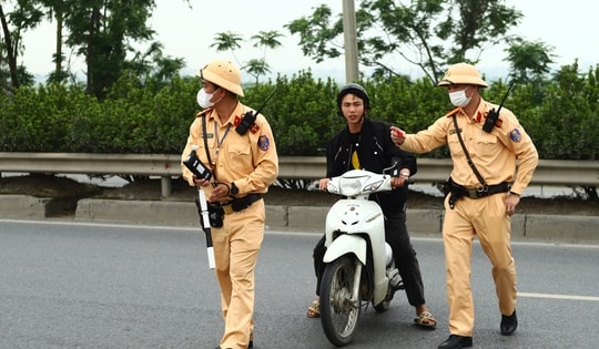 Loạt xế bị xử phạt vì chạy quá tốc độ tại cửa ngõ Thủ đô