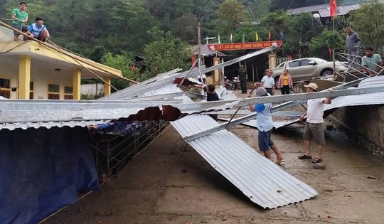 Lốc lớn thổi bay mái của một ngôi trường ở vùng biên Nghệ An