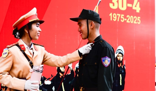 Hai chị em ruột tự hào sóng bước trong đội hình diễu binh dịp 30/4