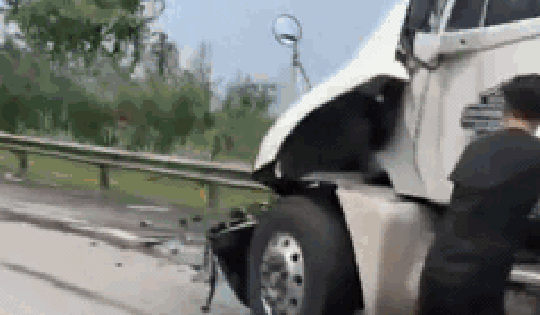 Tai nạn liên hoàn trên cao tốc Nội Bài - Lào Cai khiến 3 người bị thương