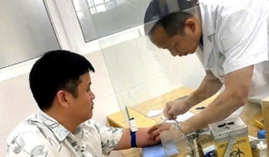 Hai cán bộ cảnh sát ma tuý hiến máu cứu cậu bé dân tộc Mông