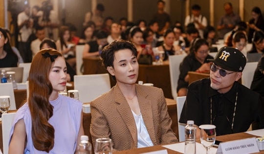 Cặp song sinh Lisa - Leon nhà Hồ Ngọc Hà đi cổ vũ mẹ làm giám khảo 'Điểm hẹn tài năng'