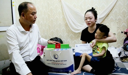 Hành trình gian khổ của người mẹ trẻ ở Quảng Ninh nuôi con mắc nhiều bệnh hiểm nghèo