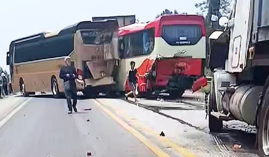 5 xe đâm liên hoàn trên cao tốc Nội Bài - Lào Cai, 1 tài xế mắc kẹt