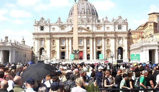 Hàng chục nghìn người đổ về Vatican tiễn biệt Giáo hoàng Francis
