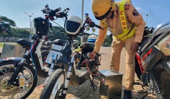 Gần 70 thanh thiếu niên mang xe điện độ chế biểu diễn để quay video câu view