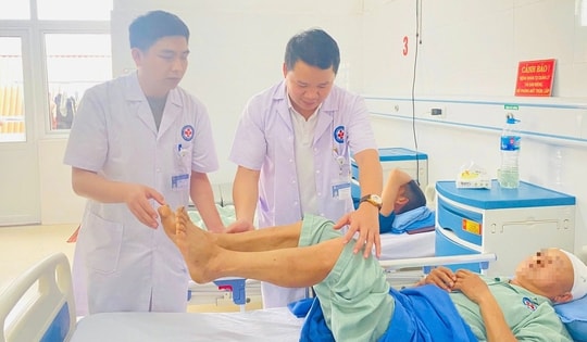 Tấm gỗ đổ vào đầu khiến người đàn ông chấn thương sọ não nặng