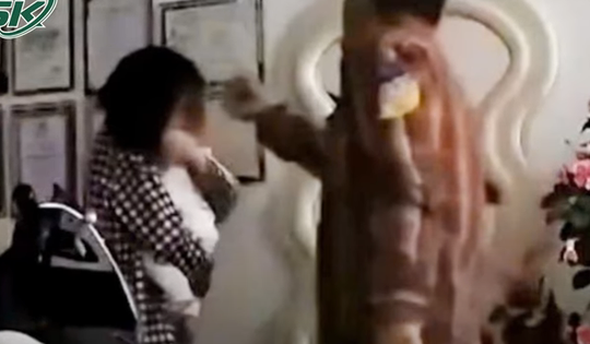 Clip chồng đánh vợ dã man khi đang ôm con ở Long An