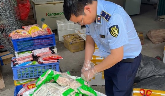 Phát hiện gần 1 tấn xúc xích, lạp xưởng nhập lậu chuẩn bị tuồn ra thị trường