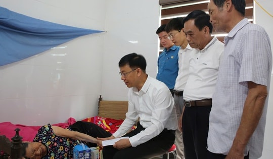 Khám, cấp thuốc và tặng quà cho thân nhân chiến sĩ công tác tại quần đảo Trường Sa