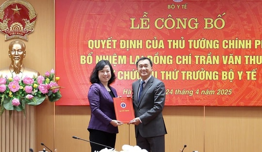 Công bố quyết định bổ nhiệm lại Thứ trưởng Bộ Y tế Trần Văn Thuấn