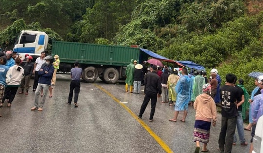 Một phụ nữ tử vong sau va chạm với xe đầu kéo