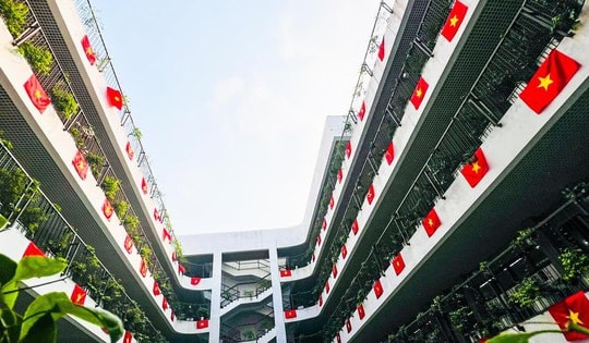 Cờ Tổ quốc nhuộm thắm từng góc phố, toà nhà những ngày tháng Tư lịch sử