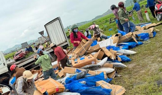 Người dân giúp tài xế thu gom cá sau vụ tai nạn khiến 2 xe biến dạng