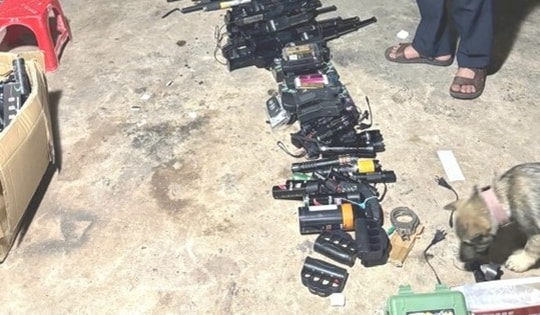 Tàng trữ, mua bán công cụ hỗ trợ trái phép, 2 đối tượng bị khởi tố