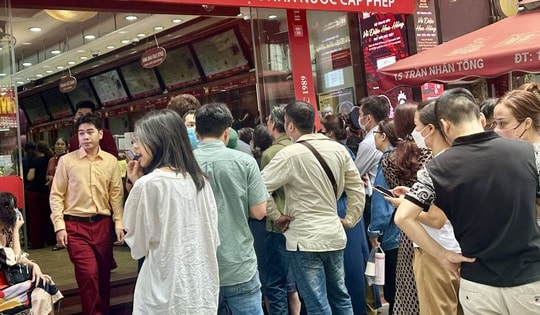 Chuyên gia lý giải việc nhiều người dân muốn 'ôm vàng’