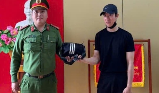 Trao trả túi xách chứa nhiều ngoại tệ cho du khách Hàn Quốc làm rơi ở Bãi Cháy