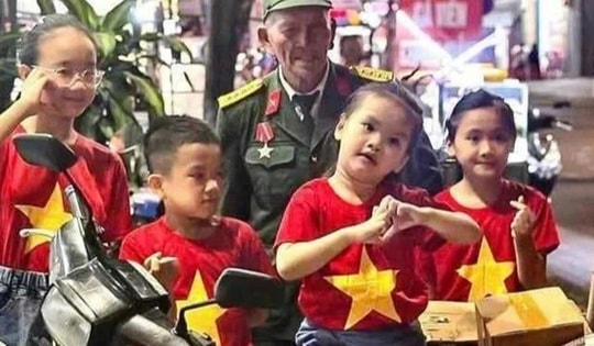 Xúc động lý do cựu binh U80 đi xe máy 1.400 km vào TPHCM xem diễu binh, diễu hành