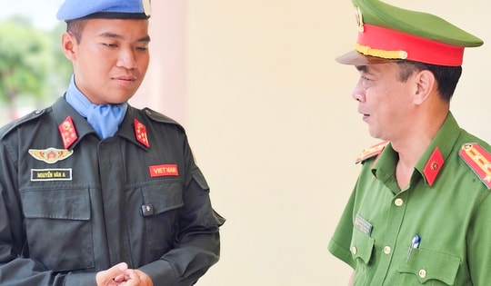 Khoảnh khắc tự hào: Hai cha con cùng đứng trong hàng ngũ diễu binh ngày 30/4