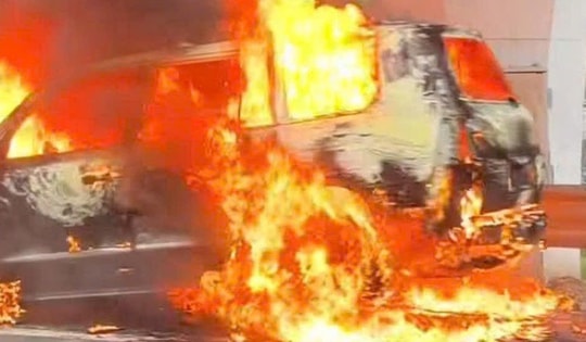 Đang lưu thông trên cao tốc Hà Nội - Hải Phòng, xe ô tô 7 chỗ bất ngờ bốc cháy dữ dội