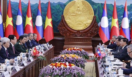 Thứ trưởng Bộ Y tế Nguyễn Tri Thức tháp tùng Chủ tịch nước thăm cấp Nhà nước tới Lào