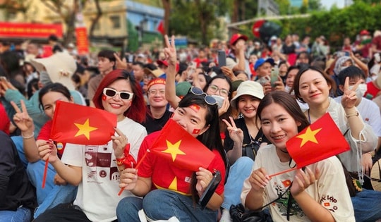 TPHCM rợp sắc cờ, chật kín người dân xem sơ duyệt diễu binh, diễu hành