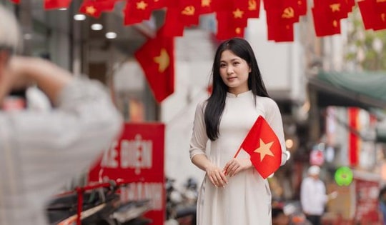 Giới trẻ mặc áo dài, cầm cờ Tổ quốc hào hứng check-in dịp đại lễ 30/4