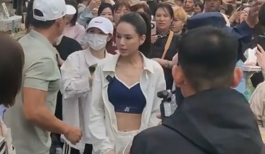 Phản ứng của người hâm mộ khi "Tiểu Long Nữ" Lý Nhược Đồng khoe eo trên phố